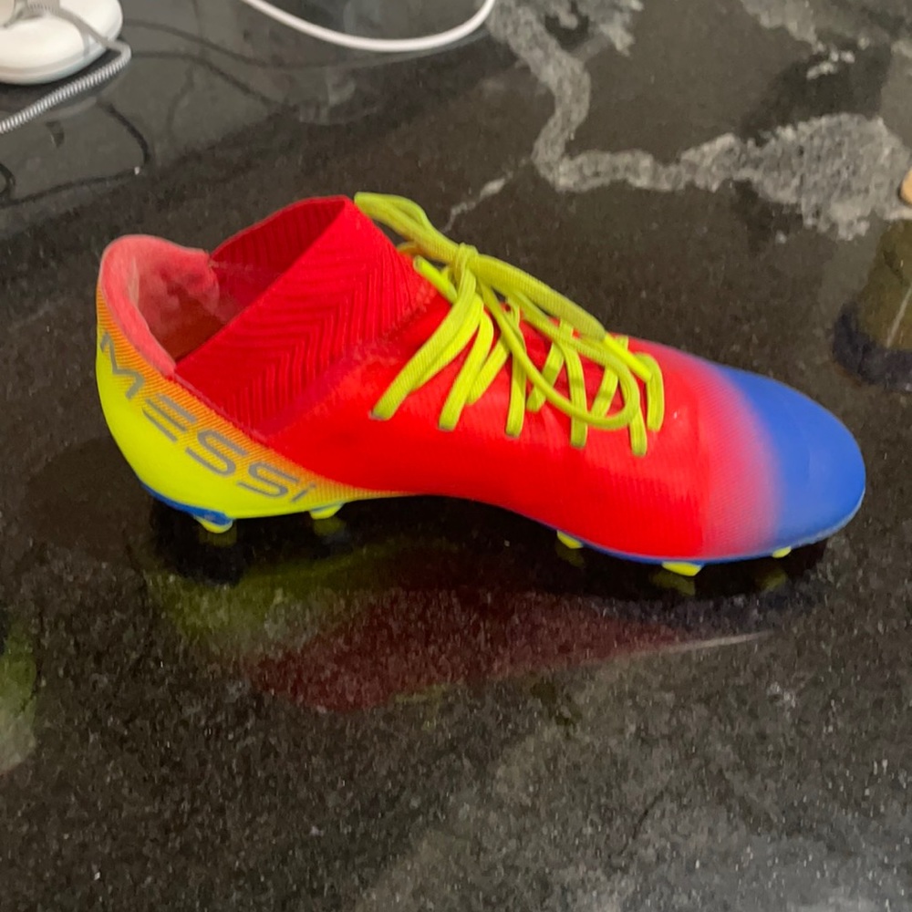 Adidas Messi youth sz 2.5 girl/boys soccer cleats